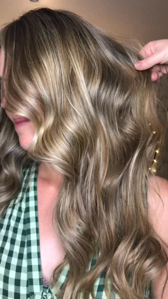 Sandy-Vanilla blond 😍
If you are after natural looking hair colour get in touch via email: salon@haircolourstudio.co.uk
.
#hairbeforeandafters #hairtransformations #hairreelsvideo #sandyashblonde #balayge #babylightsandbalayage #ashblonde #ukhairsalon #londoncolourist #vanillaash #ashblondbalayage #hairreelsofinstagram #londonbesthairsalon #hairofinsta #hairofinstgram