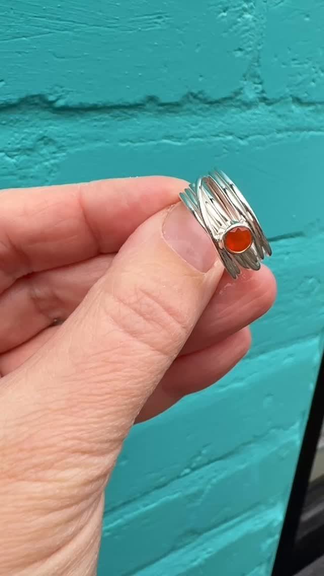 *Brand new colour for my wraps range*
Bright orange Carnelian gem stones set in silver will be heading to @prettyflyworkshop this week 😍
The orange gives a great bold pop of colour.
#abbyfilerjewellery #jewellery #jewelry #silverjewellery #handmade #contemporaryjewellery #silver #jewelleryshop #jewelleryaddict #ring #rings #earrings #bracelet #carnelian #orange #colour #bebold
