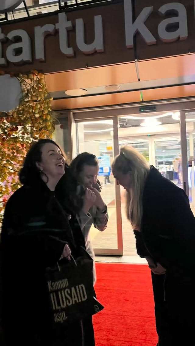 Kaubamajal oli sünnipäev. Ütleks, et tõeline Tartu ja Tartumaa kogukonnasündmus. Nojaa kui kolm kolme lapse ema reedel õue end pressivad siis kindlalt on naeru nabani (kui see vaid peale kolme last nii ohtlik ei oleks😆). Kolmandal pildil leidsime veel kogukonna inimesi keda me ei tunne, kuid kes olid toredad ja soovisid meiega pilti teha. Ja no kogu selle möllu sees ostsin ikkagi ka midagi… selle mängutoos+pähklipureja kombo. Esiteks olen pähklipurejate fänn, teiseks olen lapsest saati unistanud mängutoosist. Niiet igati win win õhtu. Reeded on mu lemmikud! Palju õnne Tartu Kaubamaja ja tänud võõrustamast!@veronikasworld @tartukaubamaja #kaubamaja #tartukaubamaja #tartumaa