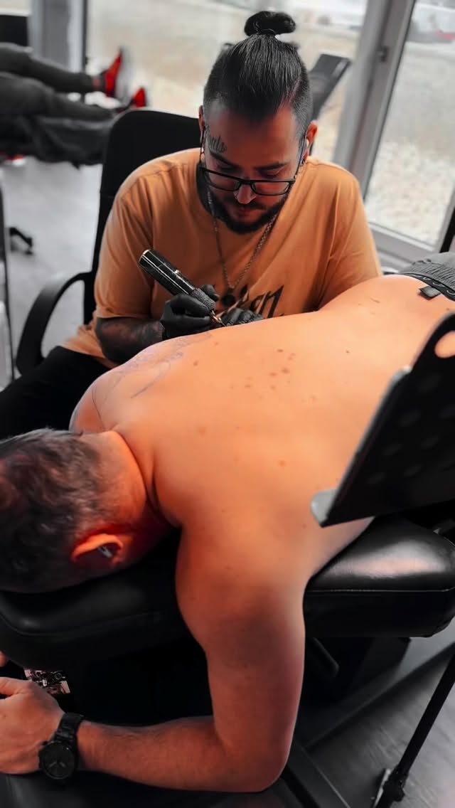 Das hier ist mehr als Tinte – es ist pure Leidenschaft in Bewegung. 💉
#tattooart TattooVibes #TattooVideo #BehindTheScenes #InkMasters #CreativeFlow #TattooLovers
#realistictattoo #maoritattoos #coveruptattoos