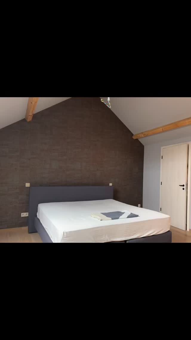 Zolderkamer wordt slaapkamer. Plaatsen van renovatievlies en schilderwerk. Decoratief behang.
#behangen #interieurstyling #schilderwerken #sikkens #gmhomestyling #passievoorhetvak #interieurinspiratie