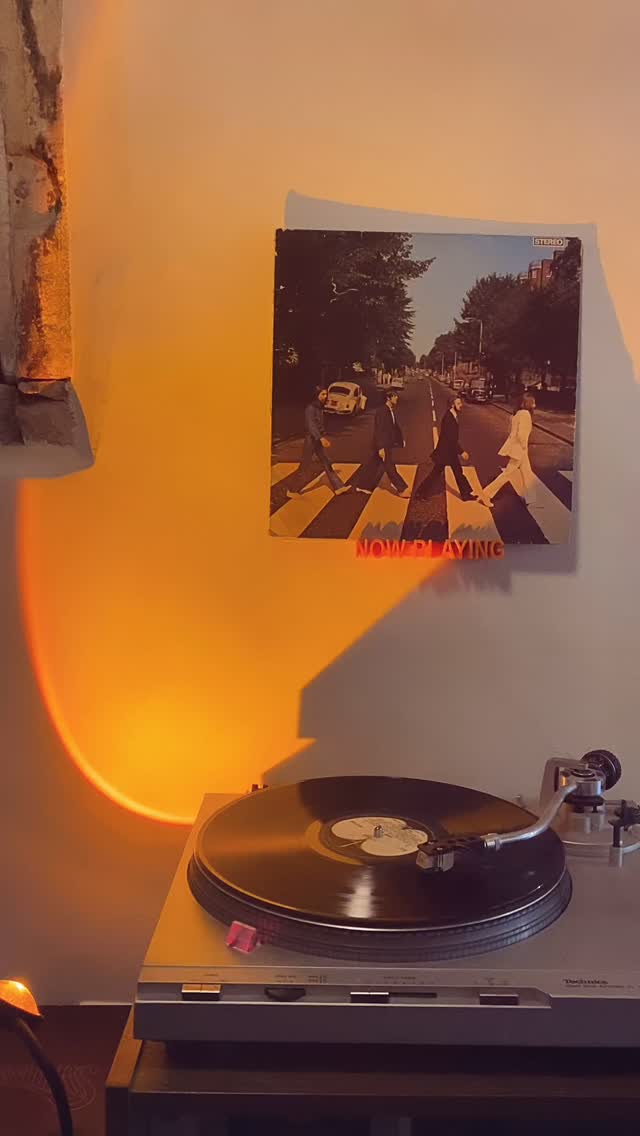 Vinyl weekends in the Cotswolds 🎶
We’re spinning full albums the way they were meant to be heard — start to finish. Come check out our collection or BYOV (bring your own vinyl). Got any album suggestions? We’re always on the lookout for gems, drop below or dm us! 🍷🎶