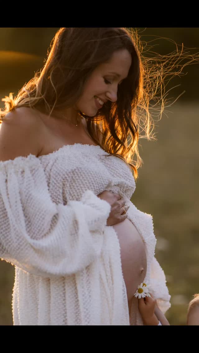 Vous reprendrez bien un peu de soleil 🌞.
J'ai retrouvé Amélie et Thibaut pour la deuxième fois cette année, cette fois avec un ventre rond qui s'arrondit joliment.
Une séance pleine de douceur et de rires pour garder une trace de ce moment qui passe toujours trop vite. Parce qu'avant même de le réaliser... bébé sera déjà là.
Et vous, vous aimeriez plutôt une séance grossesse en extérieur, chez vous ou au studio ?