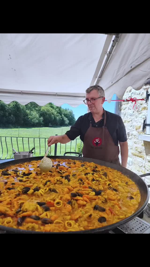 Comment ce déroule notre animation paella ?
- L'installation : José arrive un peu avant le début du repas pour installer le stand. Nous apportons tout le matériel nécessaire à la préparation du plat. (Table, trépied, plat...)
- La préparation : José prépare la recette de Paella qui aura été choisi en amont par les clients.
- Le service : les convives apportent leur assiette à José qui pourra ainsi les servir.
- Le nettoyage : il n'y a plus qu'à tout ranger et nettoyer avant de vous laisser profiter de la fin de votre repas.
N'hésitez pas à nous contacter pour l'un de vos prochains événements.
Nos tarifs sont disponibles sur notre site internet.
(En lien sur notre bio)
#animationculinaire #paella #traiteurreims #repasevenementiel #animationtraiteur #reims #cuisineespagnole