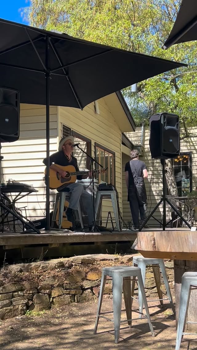Magical day to come sit in the glorious beer garden & listen to the fabulous @justin_bernasconi_music reminding us to slow down. It’s the afternoon for it. Til 5pm
#supportlivemusicvenues #daylesfordmacedonlife #trentham3458 #livemusic #bestbeergarden #folk #blues #satarvosessions