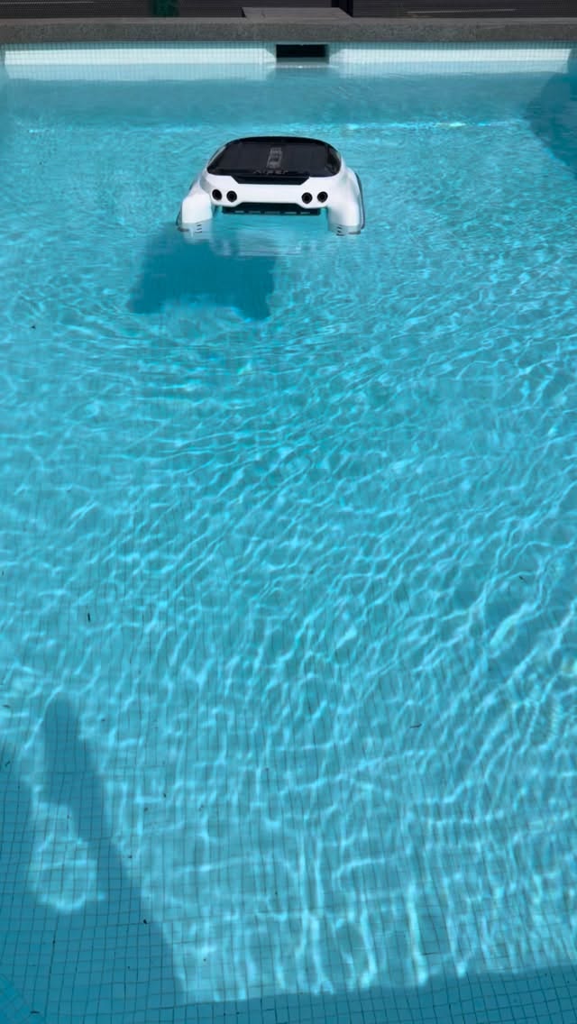 Brand New Aiper S2 surface skimmer with integrated tablet feeder. Now in Stock!
#aipersurfers2 #skimmerrobot #poolskimmer #poolrobot