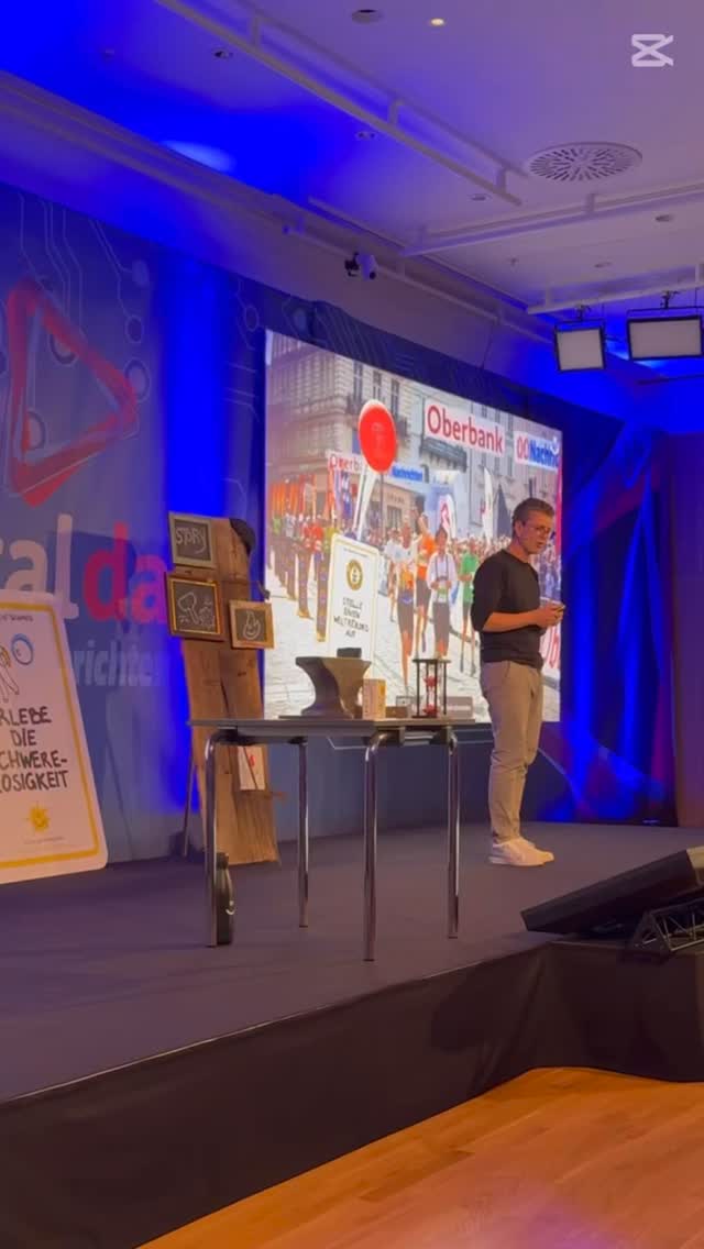 Was für ein Tag bei den @digitaldayslinz! Ein Feuer🔥 am Ende ...
Nach zwei Tagen und über 60 Speakern durfte ich als Out-of-the-Box-Vortragender in einer Branche mit rund 30 Jahren Geschichte mit einem 5.000 Jahre alten Handwerk auf die Bühne. Ich durfte in meiner neuen Berufung als Bucketlist Schmied das Alte mit dem Neuen verweben.
Es war mir eine besondere Ehre – und die vielen Rückmeldungen, ob persönlich oder natürlich auch digital 😉, haben mich wirklich gefreut und gehen mir mitten ins Herz ❤️🔥.
Ein besonderes Dankeschön geht an @kaufmannmichael und sein gesamtes Team der DigiDays, an Lorenz Cuturo der @nachrichten.at fürs Möglichmachen dieser gelungenen Veranstaltung!
Danke auch an meine Begleiter durch den Tag – @jensschlangenotto, @stefan_suss und @sweet.dominik – und an so viele alte und neue Freunde und Geschäftspartner, die ich (wieder) treffen durfte. Danke, Andreas Gärtner, Benjamin Puchner, Karin Schaumberger, Markus König, Herbert Starl, Magdalena Grüner, Thomas Katzmayr, Robert Gmeiner, Markus Danninger, Daniel Friesenecker, Jan G. Schiefermair, Gerald Petz, Doris Christina Steiner, Bernd Kirisits, Dr. Michael M. Pachinger, CIPP/E, Elisabeth Eidenberger, Wolfgang Niederhauser, uvm.
Es war mir ein Fest - herzlichen DANK 🙏 ! Und ... danke für die Fotos/Videos an @cityfoto_at und @stefan_suss!
#OÖN #DigitalDays #BucketlistSchmied #FeuerEntfachen #VomErlebnisZumErgebnis #LebeIntensiv #ErlebnisVortrag