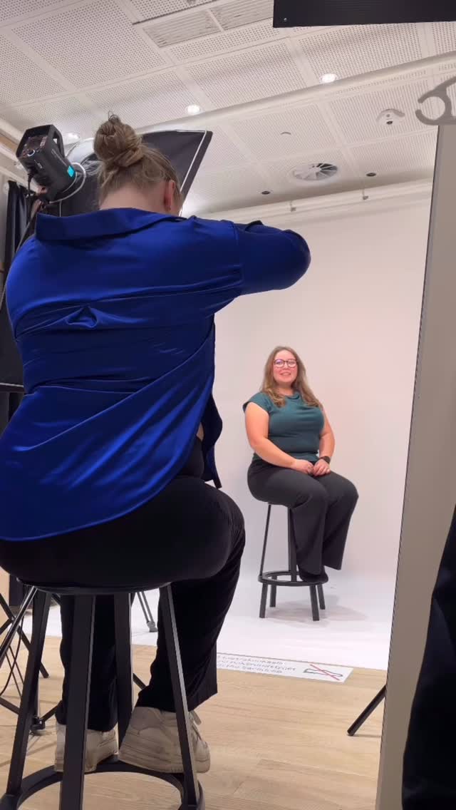 Kuvaukset, joissa piti “vain vähän testailla salamaa” ja yhtäkkiä oltiin täydessä potretti-moodissa. 📸
Tällä kertaa testissä salama ja vähän eri valotekniikoita, koska mikään ei opeta niin kuin käytännön kokeilu.
Laura heittäytyi malliksi ja hoiti homman tyylillä!
Tarkoituksena oli treenata valon hallintaa ja saada samalla uusia, ammatillisia mutta luonnollisia kuvia LinkedIniä silmällä pitäen.
Meillä tulee tehtyä niin paljon videokuvausta, että oli ihan parasta ottaa pitkästä aikaa henkilökuvia 🔥