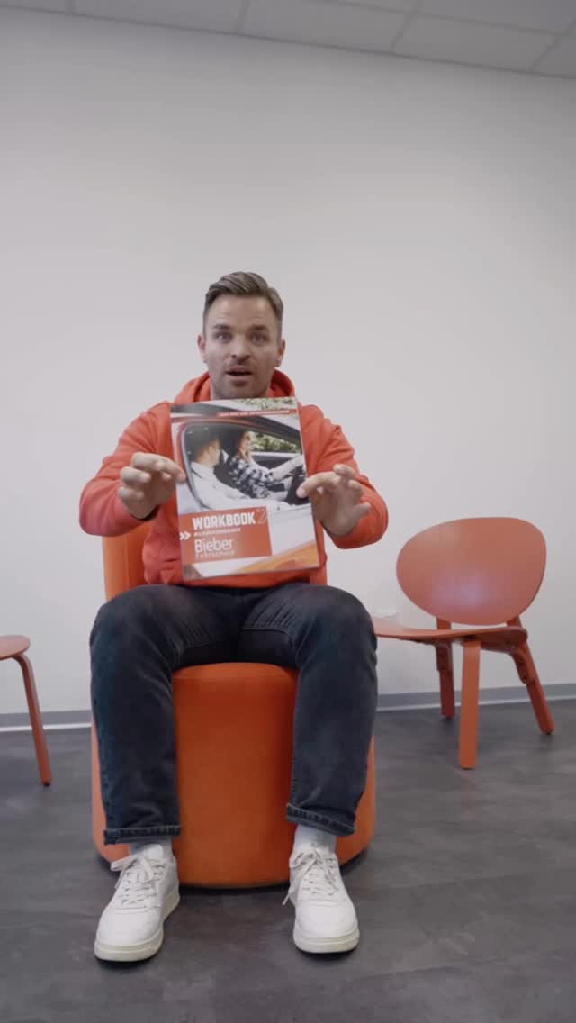 Führerschein mit Plan statt planlos! 🚗💥
Bei uns wird nicht einfach drauf losgefahren – wir haben Struktur.
Von der ersten Theoriestunde bis zur praktischen Prüfung ist deine Ausbildung komplett durchgeplant. Und das Beste? 👉 Dein Prüfungstermin steht fest, bevor du überhaupt ins Auto steigst!
Sobald du startest, ziehst du deine Ausbildung am Stück durch – ohne Pausen, ohne lange Lücken.
Jede Fahrstunde hat ein klares Ziel – wir fahren nicht spazieren, wir bringen dich voran. 💪
📘 In unserem Workbook wird alles festgehalten:
✅ Was lief gut?
✅ Was muss noch besser werden?
✅ Was kommt als Nächstes?
So hast du immer den Überblick – und machst keine Fahrstunde zu viel.
🎯 Struktur, Klarheit und ein klarer Weg zum Führerschein.
Wenn du Bock auf ne Fahrschule mit Plan hast – du weißt, wo du uns findest. 😉
#fahrschulemitstyle #vibesonpoint #fahrschulelife #premiumfahrschule #realdrivingskills #failoftheday #fahrschulebieber #führerscheintipps #fahrschulcontent #realfahrschule #fahrschuleaschaffenburg #fahrschule #aschaffenburg #goldbach #waldaschaff #führerschein #motorrad #roller #auto #b197 #autoführerschein #motorradführerschein #rollerführerschein #anhängerführerschein #premiumfahrschule #hösbach #b96 #bestefahrschule #fyp #trend