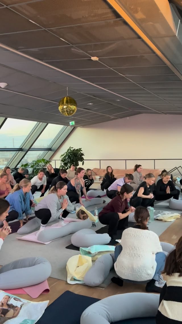 GRAVIDEVENT
Boka in höstens mysigaste event redan nu!
Den 17 november bjuder @najell_official in till en härlig eftermiddag hos @smilingconcept vid Humlegården där jag & @hanna.fridh kommer att prata om kroppen under graviditet och hur du kan tänka kring bla träning 💪🏽
Alla som bokar in sig får en maxad goodiebag OCH en härlig gravidkudde från Najell - dröm 💜
Du hittar länken till eventet i bion 👆🏽
Film från tidigare event med Najell, Smiling, Hanna med partners 🫶🏽