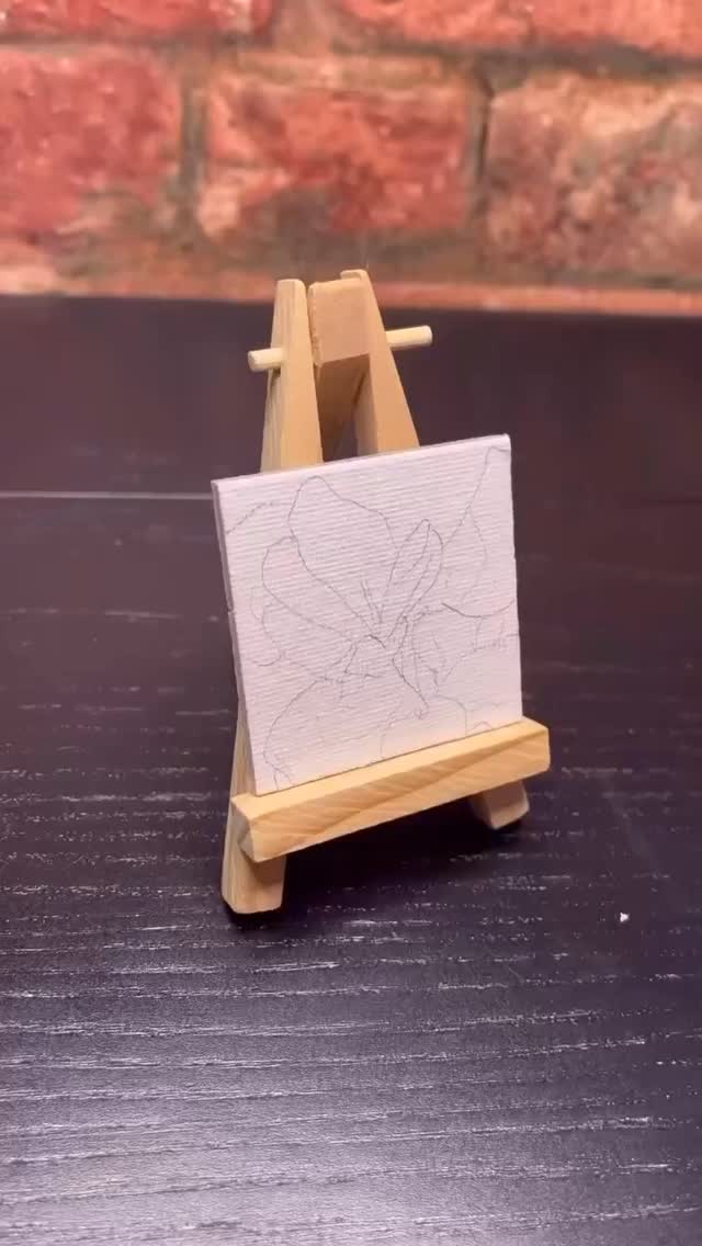 My smallest painting to date 🤩 I completed this painting a few years ago but I still love looking back at it.
I’m going to be working on some larger pieces leading up to the new year but maybe I’ll try a few more minis next year 🌷
#minipainting #magnet #iris #flower #plant #art #acrylicpainting