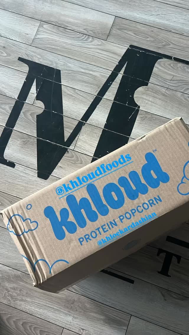 We hooked everyone up after today’s workout 💪🏽
Had to give my official taste 👅 test of @khloekardashian @khloudfoods Protein Popcorn 🍿
2 👍🏼👍🏼 up from me — this one’s Matrix approved! 😎
#Donamatrix #MatrixWorkout #KhloudFoods #ProteinPopcorn #PrePostWorkoutFuel
#khloekardashian