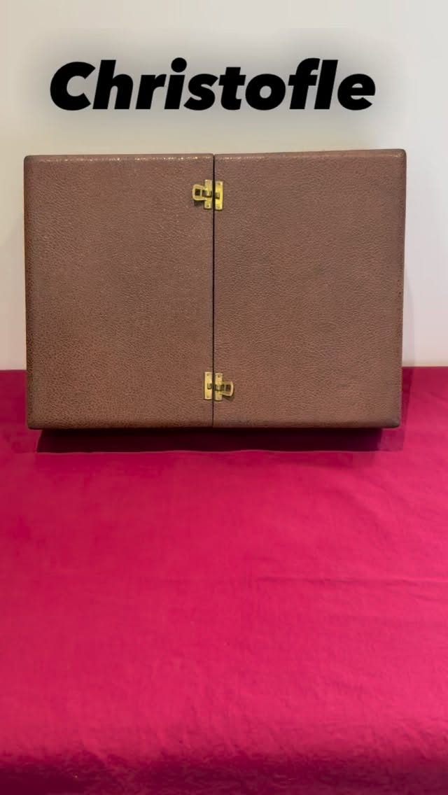 Christofle Ménagère Boréal,Art Déco.
49 pièces métal argenté.
À découvrir dans la boutique en ligne.
#christofle #argenterie #artdelatable #couverts #artdeco #antiquites #misslittlebottle