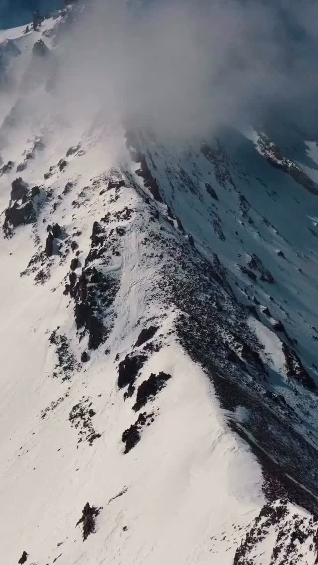 The Countdown is on ⏱️
Soon, the first snow will fall.
And the Alps will wake up.
With every skier,
comes a moment brands can’t buy anywhere else.
High dwell time.
High attention.
A premium audience ready to spend.
This is when the season starts.
And when brand stories rise with the mountains.
Spaces are booking fast.
Let’s make your brand part of this winter.