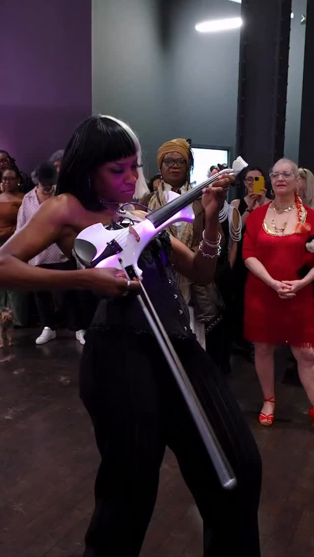 @joyabravo Cutesy like
🔥❤️🔥 Custom Bridge Lyra Dragon 5-string electric violin with LEDs and finished in ultraviolet white paint 🤍🖤
.
.
Shot by @h1_photography
Live at @penandbrushnyc
#violin #electricviolin #furelise #metal #hardrock #drill #classical #classicaldrill #drillbeat #artgallery #galleryshow #art #bob #dope #talent #JoyaBravo #bridgeviolins #dragon #electricviolin #customelectricviolin #5string #lyra