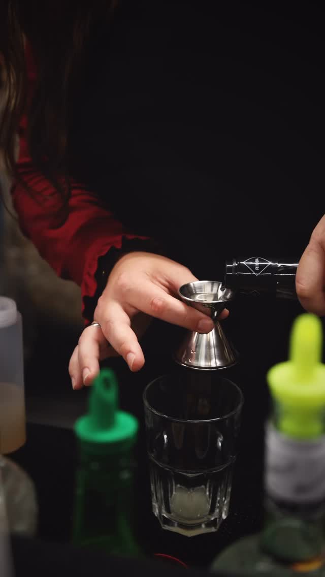 Team Building = Barloeffel
Cocktail Workshop ➡️ Interaktiv,
Wissensbasiert und jede Menge Spaß
#workshop #cocktailworkshop #teambuilding