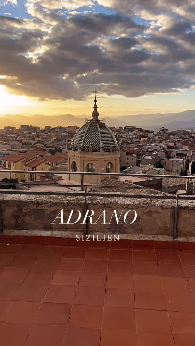 Manchmal ist man zufällig zur richtigen Zeit am richtigen Ort. Un tramonto spettacolare (ein wunderschöner Sonnenuntergang) über den Dächern von Adrano.