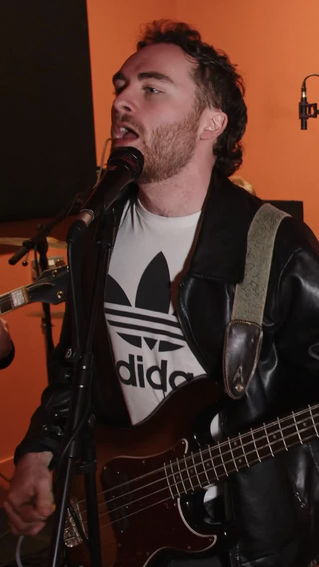 A few weeks ago we invited @malcom_band down to the studio for a live session.
Check out their track Praying on our YouTube channel. Link in bio.
#recordingstudios #manchestermusic #manchester #recordingsession #livesession #livelounge