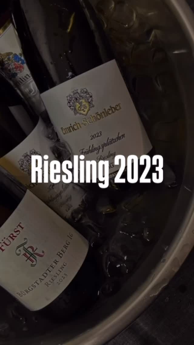 🎞️Kleines Recap unseres letzten Events zum Thema “Riesling 2023 - Vielfalt eines Jahrgangs”!!
Im Rahmen des Abends konnten wir verschiedene Rieslinge aus 2023 probieren und vergleichen.
🍇Folgende Weine wurden verkostet:
- Michael Andres Riesling Brut 2021
- Karl Haidle Stetten Riesling 2023 @ritzling
- Karl Haidle Stettent Riesling 2023 @ritzling
- Immich-Batterieberg Escheburg Riesling 2023
- Weingut Fürst Bürgstadter Berg Riesling 2023
- Dr. Bürklin-Wolf Wachenheimer Gerümpel Riesling PC 2023
- Emrich Schönleber Frühlingsplätzchen Riesling GG 2023
- Christopher Full Zellerweg Am Schwarzen Herrgott Riesling 2023 @fullminant_wein
Vielen Dank für euer großes Interesse und die zahlreichen Anwesenden!! Wir freuen uns, euch bei unseren nächsten Events wiederzusehen!
Cheers, euer vinUM-Team🍾
————————————
#wein #weinprobe #mannheim #unimannheiminitiativen #weinliebe #riesling #2023 #jahrgang #vielfalt #team #together #probe #tasting #wine #reben #weiß #weißwein #rieslingtrocken #rieslinglover #university #vinum #vinummannheim