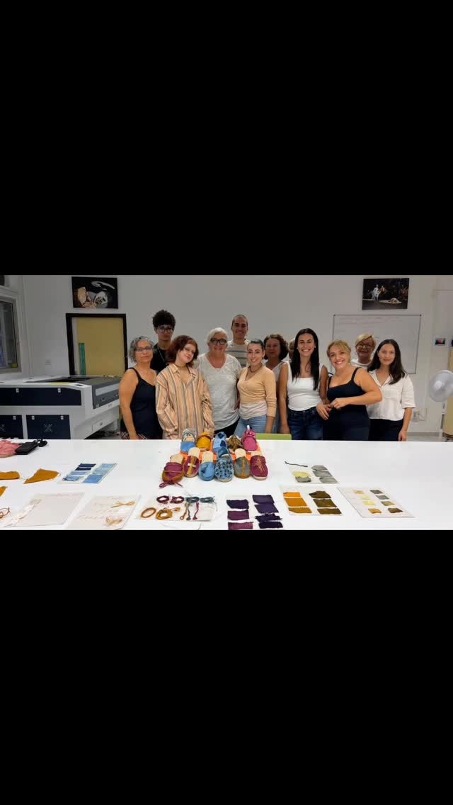 Dos días intensos y llenos de inspiración en la Escuela de Arte Manolo Blahnik (La Palma) 🌿✨ @eamanoloblahnik
Los estudiantes de Modelismo y Joyería trabajaron en conjunto desde el principio, explorando materias naturales como lino, fibras de plátano de Gran Canaria y rafia para crear una paleta de color local y diseñar sus propias alpargatas artesanales.
El proyecto culminará con una serie de prendas elaboradas en seda y algodón de cáñamo naturales, acompañadas por botones joya diseñados por el alumnado de Joyería y complementos como estás alpargatas creadas entre sus manos desde zero
Una experiencia de trabajo real de colaboración en un mismo centro para crear un total look sostenible y para impulsar el talento emergente de La Palma
Gracias a todos los profesores, en especial a Verania y Marta
@tenerifemoda
@artesaniatfe
@fibrasnaturalescanarias
@slowfashionnext
@dry_cochineal_from_lanzarote
https://www.instagram.com/dry_cochineal_from_lanzarote?igsh=NDRsdDVxcTgzMTM0
#escueladearte #ManoloBlahnik #LaPalma #artesaníaCanaria #modasostenible #diseñotextil #joyeríacontemporánea #alpargatasartesanales #tejidosnaturales #fibradeplátano #lino #cáñamo #seda #botonesjoya #creatividadsostenible #diseñoyoficio