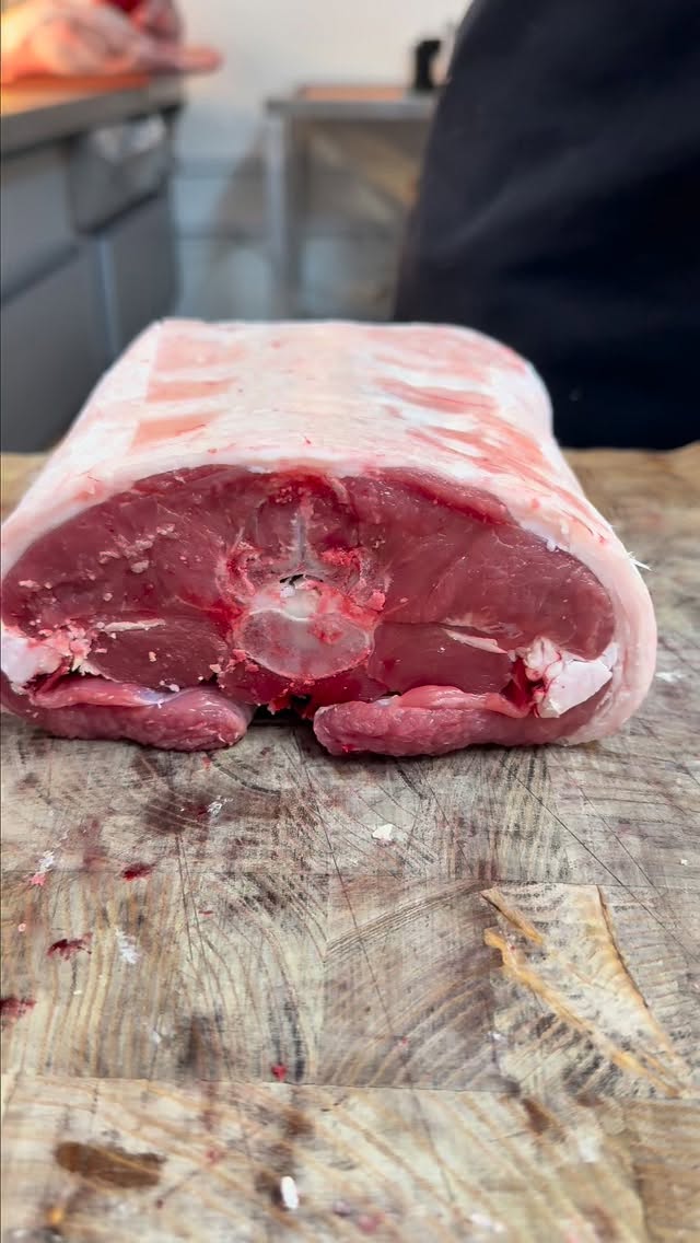 Snippets of some details from @stefansbutchers 🤩
Which do you come in for…Our steaks, lambs, burgers, kebabs, pies or our delicious ready meals?👀 Let us know in the comments below!
#stayhungrywokingham #butchers #foodies #cheflife #local #localbusiness #steaklovers #meatlovers #pies #autumnweather