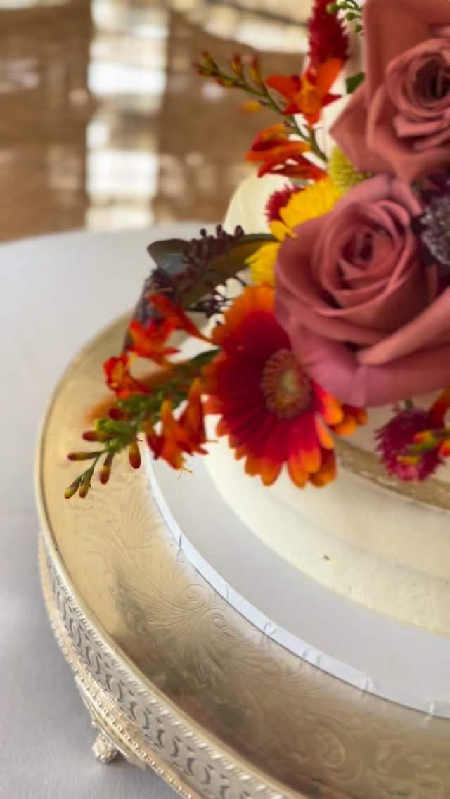 Our last wedding of the year and it was an autumnal stunner 🍂
J & M 4/10/25 @goldneyevents
Flowers @flowers_under_the_edge
.
.
.
#JustMarried #cakedesign #cakecakecake #buttercreamcake #bakersofinstagram #weddingcakes #weddingcakeideas #seminakedcake #vegancake