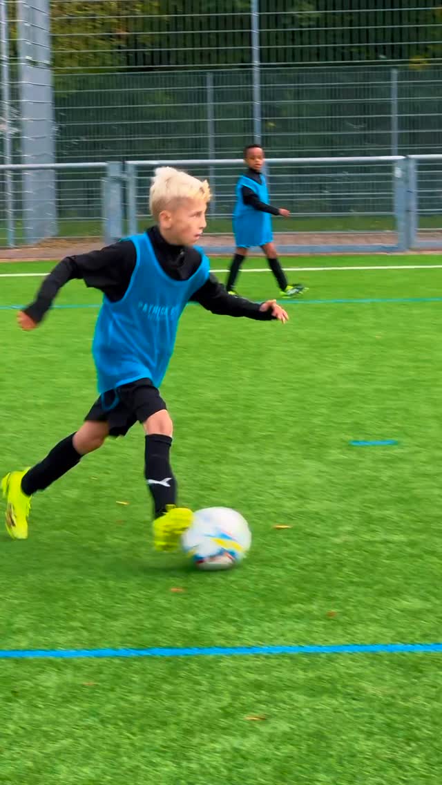 Tag 5 – Endspurt beim Herbst Fussball Camp ⚽🔥
Der letzte Camptag ist geschafft – und was für ein Abschluss! 💪
Heute standen noch einmal ein paar spannende Schwerpunkte auf dem Programm, bevor es in unserer eigenen Champions League so richtig zur Sache ging 🏆⚽
Ein großes Dankeschön an alle Kids für euren Einsatz, euren Teamgeist und die tolle Stimmung in dieser Woche! 🙌
Ihr habt alles gegeben – wir freuen uns jetzt schon aufs nächste Mal! 💙⚽