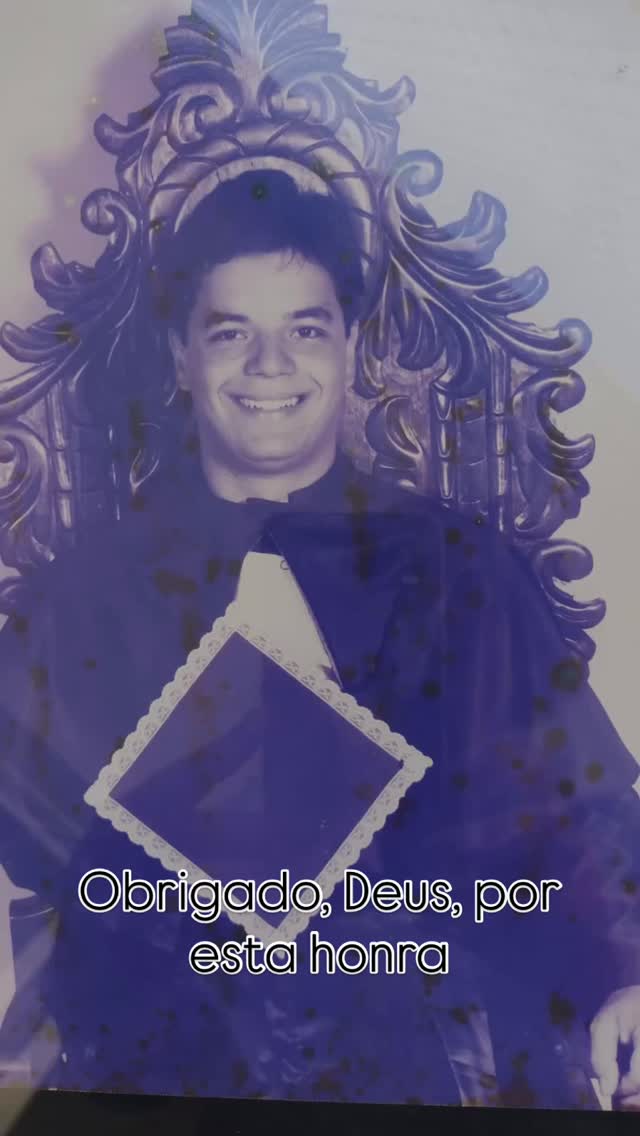 Prometo que, ao exercer a arte de curar, mostrar-me-ei sempre fiel aos preceitos da honestidade, da caridade e da ciência.
Penetrando no interior dos lares, meus olhos serão cegos, minha língua calará os segredos que me forem revelados, o que terei como preceito de honra.
Nunca me servirei da minha profissão para corromper os costumes ou favorecer o crime.
Se eu cumprir este juramento com fidelidade, goze eu para sempre a minha vida e a minha arte com boa reputação entre os homens; se o infringir ou dele afastar-me, suceda-me o contrário. JURAMENTO DE HIPÓCRATES