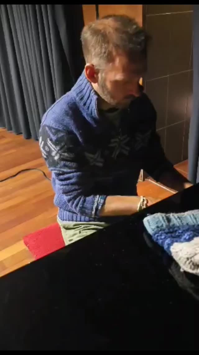 A bit of 'descending into autumn' on the piano vibes...
Winter kinda scares me.
Can we be brave & embrace the oncoming darker months...?