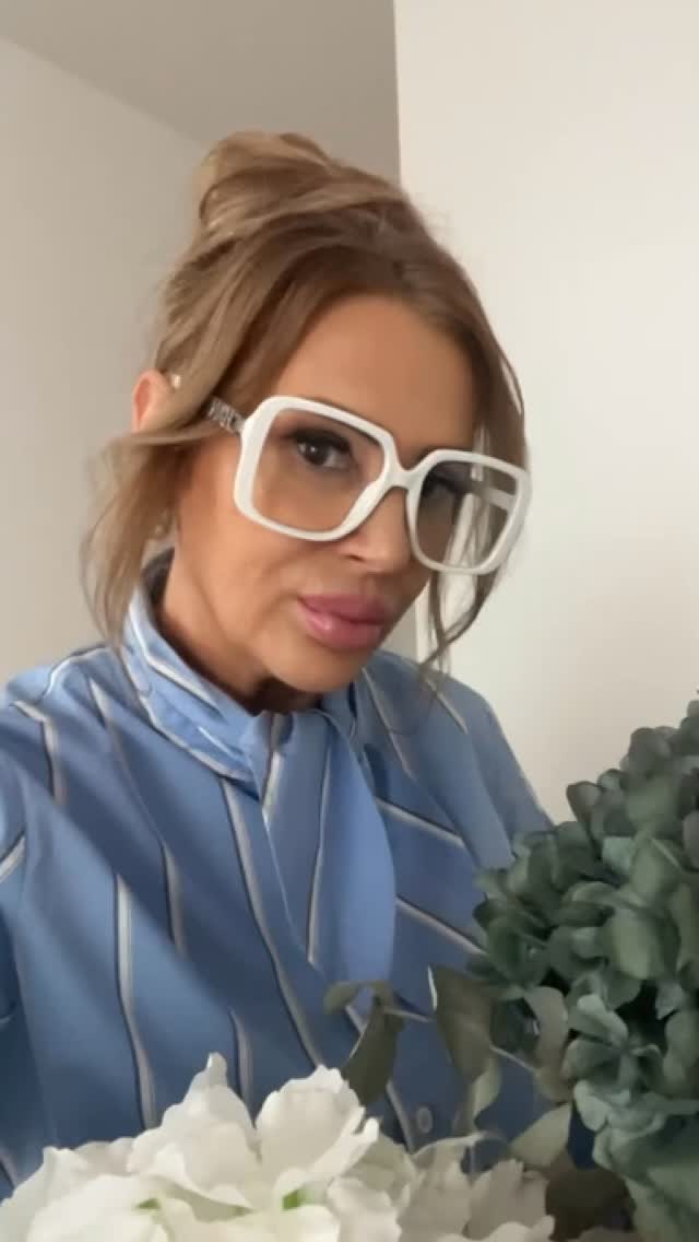 💫 Ich bin 50 – und beweise, dass Verjüngung auch natürlich geht! 🌿
Keine OP, keine Ausfallzeit – nur eine einzige Behandlung, die deine Haut sichtbar verjüngt. 💆♀️✨
Das Beste daran? Du bist sofort gesellschaftsfähig! 🙌
Ein wenig Geduld brauchst du trotzdem – denn nach ca. 3 Monaten zeigt sich das volle Ergebnis. 💫
Aber das Warten lohnt sich – versprochen! 💖
✨ Natürlich. Schön. Verjüngt. ✨
#facelift #facelifting #hamburg