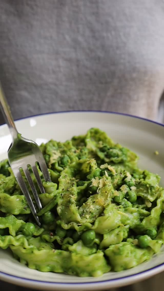 Don’t throw away your less perfect or bruised avocados. Instead make this delicious, creamy Avocado Pasta.
Avocado
Basil
Spinach
Garlic
Cashew or almond milk
Sea salt and black pepper
Serve with your favourite pasta, garden peas lemon zest and nutritional yeast (or Parmesan alternative)
#avocado #veganerezepte #foodblogger #gesunderezepte #foodreels #gesundessen #pasta