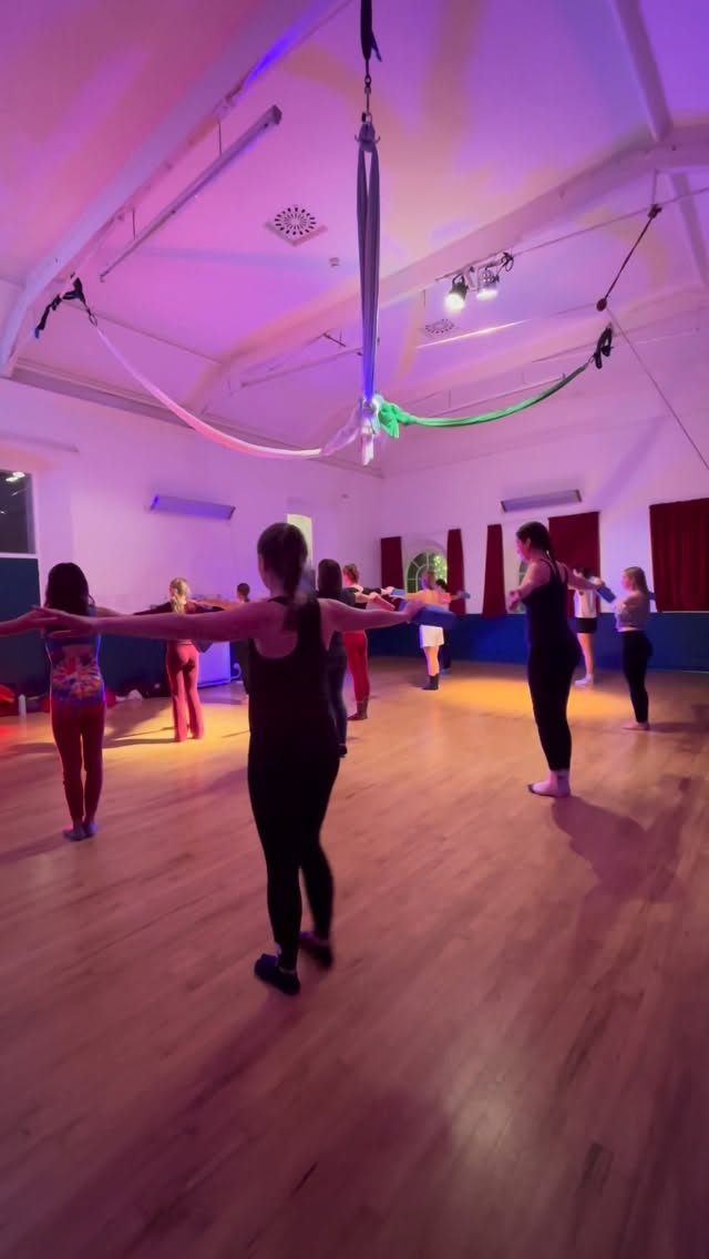 Girls be flying in the WEEK 2 of our Dance Foundations course @onyxfitnessuk 👯♀️
They learnt step fundamentals to prepare for faster pace dance classes.
Join us! Drop ins available. Visit our link in bio.
Teacher: @aerialdance.evie
🩶