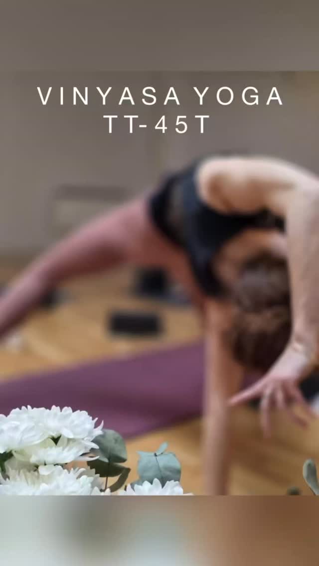 Sikre deg plass på vinterens 45-timers Vinyasa Yoga Training i anatomisk sekvensering med @yoginipi 🙏
Denne interessante fordypningen starter 18. januar og går over 6 helgedager.
Her lærer du å bygge meningsfulle sekvenser for å forberede kroppen til å kunne komme dypere inn i yogastillinger og hvordan du forebygger mot skader 🧘🏻♀️
Du vil få nyttig innsikt i klasseoppbygning og anatomi, slik at du kan tilrettelegge både din egen og dine deltakeres praksis.
Enten du vil undervise vinyasa/dynamisk yoga eller praktisere yoga mer på egenhånd - denne fordypningen vil gi deg meningsfylt påfyll.
Vi tar for oss forskjellige funksjoner og asanagrupper for hver samling, og utforsker disse gjennom anatomi, teori og lange praksiser.
Det er også mulig å være med over Zoom, eller få tilsendt opptak dersom man ikke kan være med i sanntid.
Early Bird-pris til 1. november 🌺
Les mer: https://www.osloyoga.no/vinyasa-45
#vinyasatraining #vinyasayoga #vinyasa #osloyoga #yogaioslo #yogalærer #yogalærerutdannelse