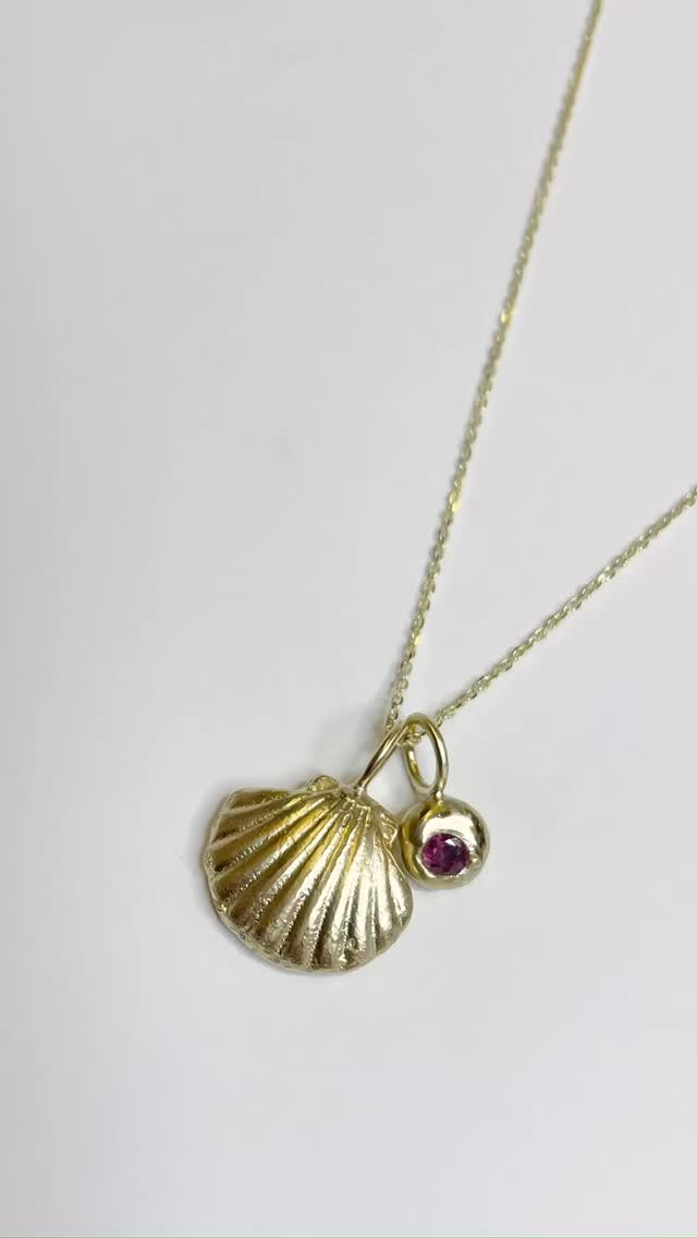 Loved making this thoughtful bespoke solid gold necklace, to celebrate a special birthday and a 15 year anniversary, complete with a Ruby ♥️ The shell being sandcast using sand from their special place in Exmouth 🐚🥰