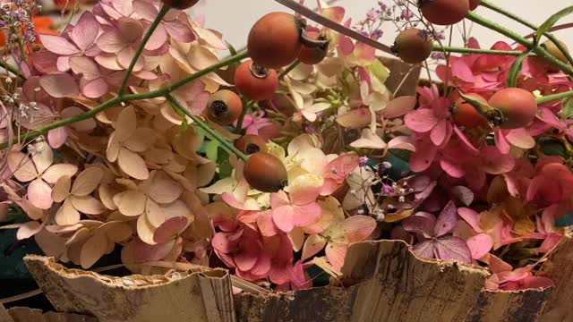 Der Herbst in seinen schönsten Farben… Das handgemachte Gefäss aus Bananenblättern kann immer wieder neu bestückt werden. Ein bezaubernder Blickfang für den Empfangsbereich, das Home Office oder das Wohnzimmer.
#herbst#herbstdekoration#empfangstheke #arztpraxis#zahnarztpraxis#bank#büro#homeoffice #wohnzimmer#floristin#handwerk#dürnten
HOMEOFFICE
EMPFANGSTHEKE
HANDWERK
FLORISTIK
BLUMENABO