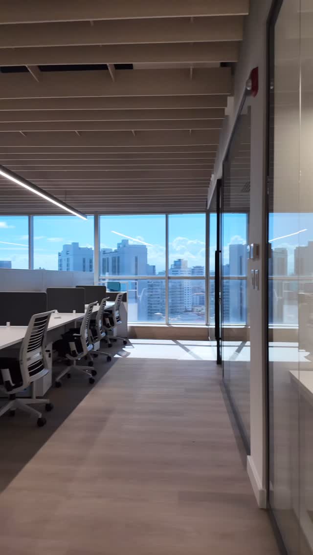 El buen gusto y la atención al detalle se hacen evidentes en cada rincón de este proyecto. Una cuidadosa selección de materiales, combinada con una ejecución precisa, dio como resultado un espacio funcional y visualmente impecable.
Para alcanzar la perfección en cada acabado, se aplicó autonivelante ARDEX Americas con el fin de lograr una superficie completamente uniforme, garantizando la elegancia visual y la durabilidad del piso.
Proyecto: Oficinas corporativas
Ubicación: Av. Lope de Vega, Novocentro, Ensanche Naco
Diseño: @lizaortegaarquitectos
Ejecución: @michelenarquitectos
Materiales utilizados: Piso vinílico Mohawk Group C2104 Secoya, color Toffee Oak 838