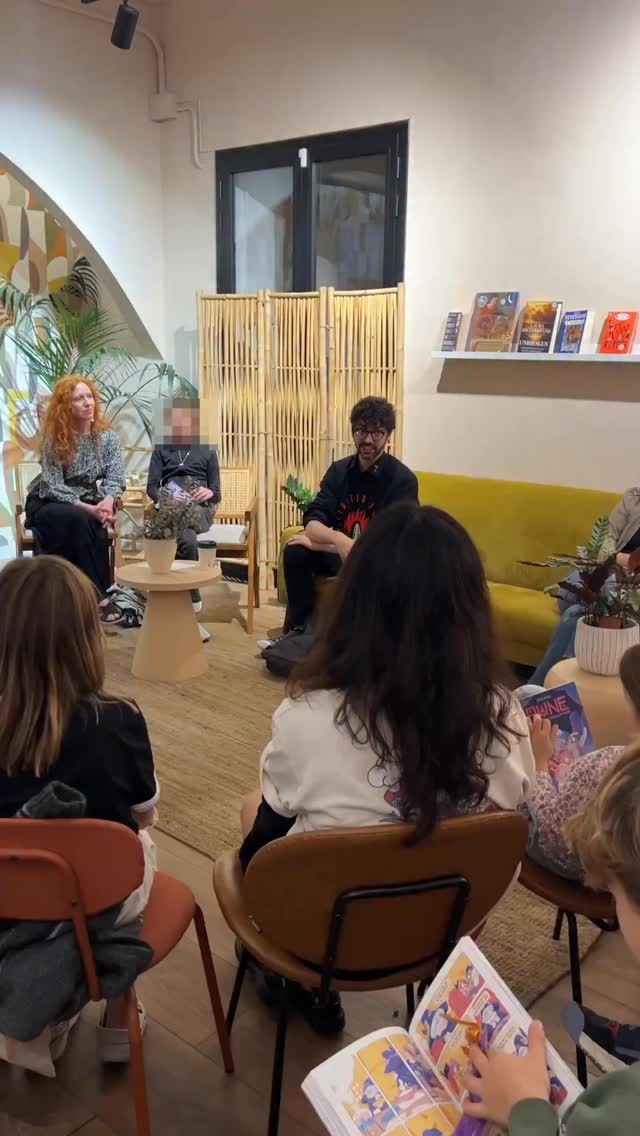 Our Story Squad! Book Club for Kids had a very special guest today — @g_haller , the author and illustrator behind Rune, published by @flyingeyebooks! After reading his adventurous and heartwarming graphic novel about friendship, courage, and inclusion, our young readers got the chance to meet the creator himself. 💫
Carlos shared the story behind Rune, answered all their questions, and even brought exclusive stickers — plus a sneak peek of Rune 2, coming out on November 6th! He signed every copy with a personalized drawing (and yes, we even met the real-life inspiration behind Boniato… his dog Dante 🐶).
Thank you, Carlos, for inspiring the next generation of readers and artists. 💛
See you all at our next Story Squad! book club on November 15th — find all the details on our website!
#StorySquad #BackstoryBookshop #FlyingEyeBooks #Rune #CarlosSanchez #GraphicNovelsForKids #YoungReaders #BookClubForKids #BookshopBarcelona #MeetTheAuthor