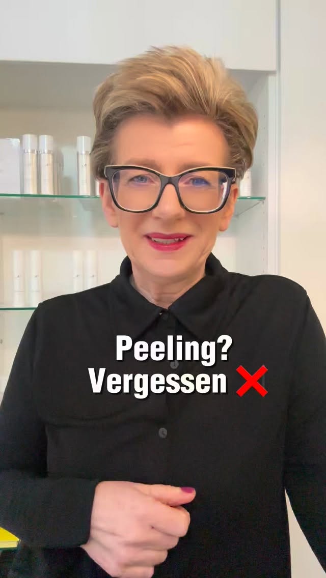 Ganz ehrlich: die meisten peelen viel zu selten ❌
Und genau deshalb wirkt die Haut oft stumpf, Poren verstopfen und Pflege bleibt oben drauf.
✨ Die Lösung?
• Enzym Powder Peel - sanfte Basis für jede
Haut.
• Daily Glow Peel - der Glow-Booster für Strahlkraft & verfeinerte Poren.
👉🏼 Regelmäßig peelen = mehr Glow, bessere Pflege, sichtbar schönere Haut.
Wann gönnst du deiner Haut ihr Upgrade?
#peelingtime #glowup #skinreset #skincarelover #care4you #hautpflege #healthyglow #skincareupgrade