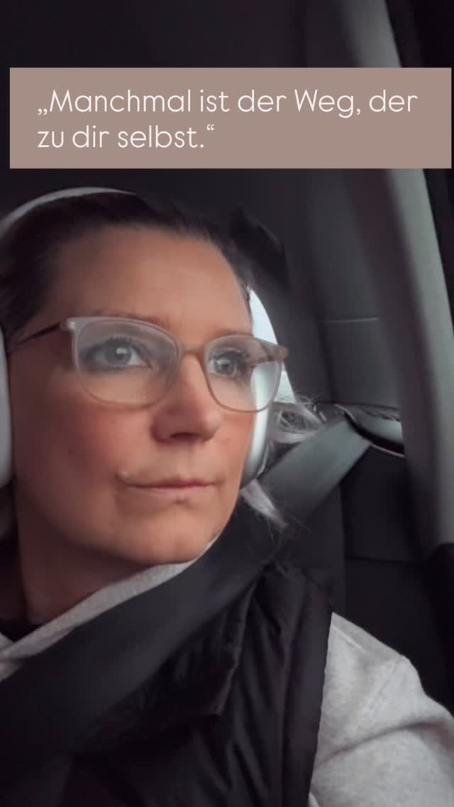 Seit fast 4 Stunden auf der Autobahn und mindestens noch weitere 4 Stunden unterwegs.
Ein neues Hörbuch begleitet mich – tiefgründig, ehrlich, und irgendwie unbequem. Es geht um innere Arbeit. Kein leichtes Thema. Denn wer hinschaut, spürt, wo’s hakt. Doch genau da beginnt Veränderung.
Manchmal braucht es keine Pause, sondern eine bewusste Fahrt zu sich selbst.
👉 Hast du dich in letzter Zeit wirklich mit dir beschäftigt – so richtig ehrlich?
Schreib’s in die Kommentare oder teil dein Lieblingsbuch, das dich zum Nachdenken gebracht hat.
#innerearbeit #persönlichkeitsentwicklung #selbstreflexion #mindsetreise #bewusstleben #hörbuchliebe #gedankenreise #wachstum #achtsamkeit #selbstfindung #lebensweg #selbstbewusstsein #veränderungbeginntimkopf #unterwegszudir #mentalegesundheit