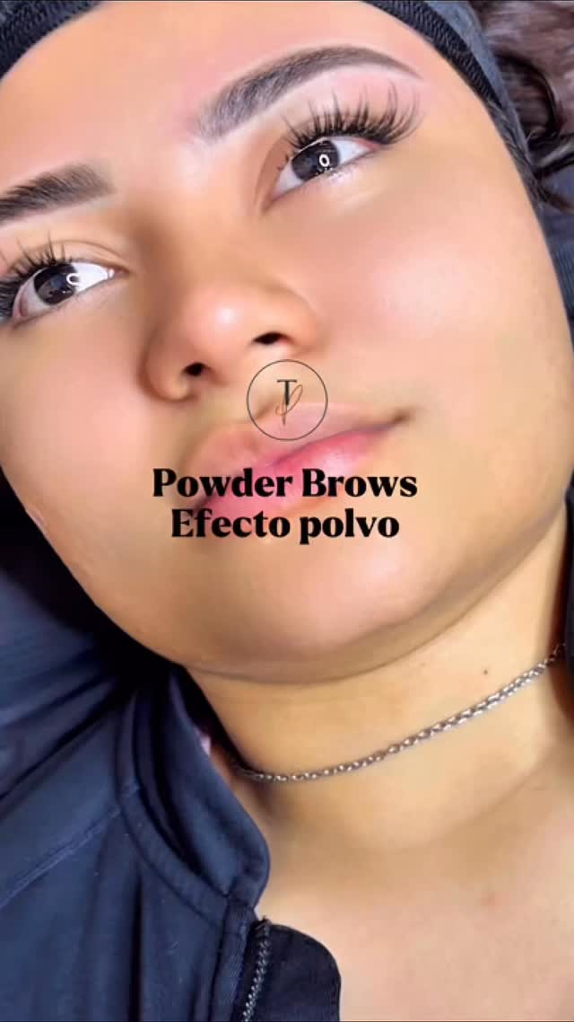 “Powder brows, pixel, ombré, soft shading, powder effect… 💅🏼
Todos esos nombres suenan diferentes, pero en realidad, hablamos de la misma técnica.
Cada artista la renombra para darle su toque personal o hacer más atractiva su marca ✨
Que no te engañen: técnicas hay pocas, no millones.
La verdadera diferencia está en cómo se aplica — si se hace con Tebori, Dermógrafo o Rotativa,
y si el estilo es pelo a pelo, sombreado, o la combinación de ambos 💫
El resto… es solo marketing 💋”