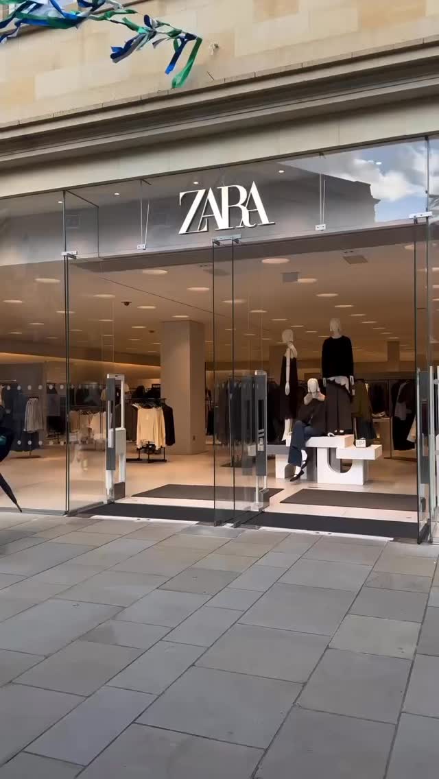 🛍️ Neutral tones & cozy vibes 🤎
A little Zara shopping moment, obsessed with these basics!
🎥 Credit: @mollymclean_x
#ZaraFinds #ZaraStyle #ZaraHaul #OOTD #MinimalStyle #NeutralOutfits #HighStreetFashion #FallStyle #ShoppingDay #ZaraBasics #StyleInspo #FashionReels #ZaraLove #TryOnHaul