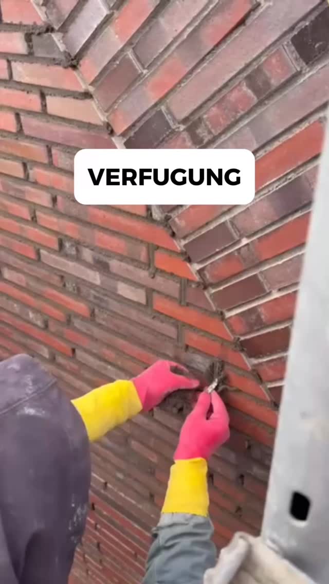 Bei Verblendsteinen oder Verblendern spielen die Fugen eine zentrale Rolle für Optik und Funktion. Eine zurückspringende Fuge, wie sie hier ausgeführt wird, liegt leicht hinter der Vorderkante der Steine. Dadurch entsteht ein dezenter Schattenwurf, der die natürliche Struktur der Steine betont und der Wand mehr Tiefe und Dynamik verleiht.
Neben der optischen Wirkung schützt diese Fugenart auch das Material: Die Masse liegt zurückgesetzt und ist weniger anfällig für Abrieb oder Verschmutzung. Besonders bei unregelmäßigen Steinen ermöglicht sie zudem eine flexible Anpassung und reduziert Spannungen in der Fuge.
Ort: Hamburg Wellingsbüttel
#neubau #einfamilienhaus #estrich #handwerk #architektur #bauleitung #bauueberwachung #verblend #klinker #qualitaetambau