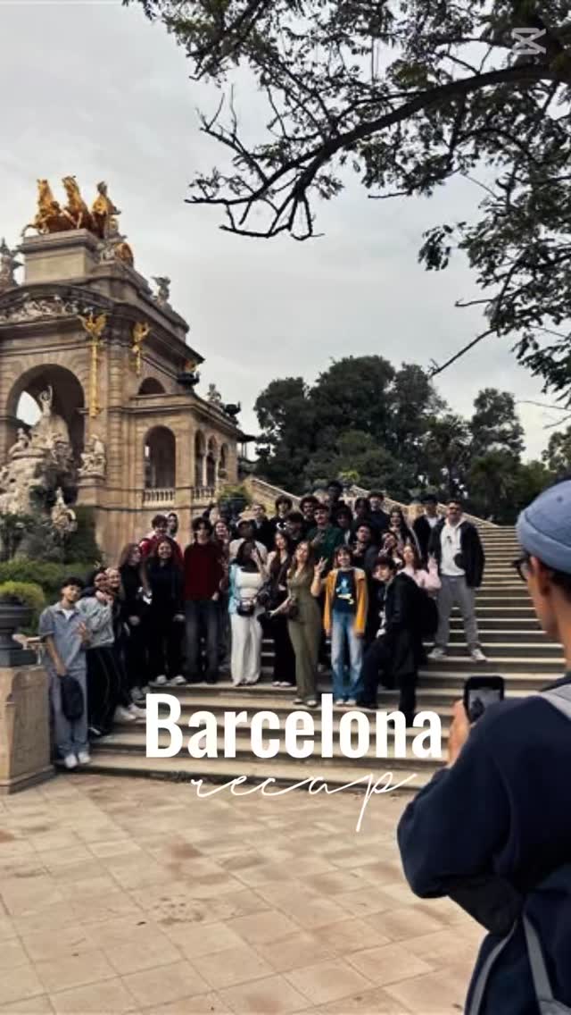 Retour de Barcelone pour nos rhétoriciens ! 🇪🇸✨
Quatre jours intenses entre architecture de Gaudi, saveurs catalanes à la Boqueria, moments de détente à la piscine et découvertes culturelles inoubliables… Nos élèves de 6e rentrent la tête pleine de souvenirs et d’expériences qui marqueront cette dernière année d’études.
Un immense merci à Mmes Fogel et Scohy ainsi qu’à M. Dubard pour leur accompagnement et leur implication tout au long de ce séjour qui allie parfaitement enrichissement culturel et moments de convivialité. Grâce à leur engagement, nos rhétos ont vécu un voyage qui restera gravé dans leurs mémoires.
Bienvenue à la maison, et vivement les prochaines aventures ! 🎒
#VoyageRhéto #Barcelone #VoyageScolaire #Rhéto2025 #ExpériencePédagogique