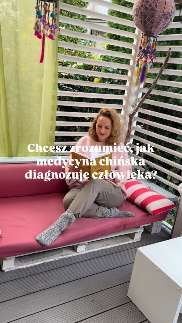 Książka „Diagnoza w medycynie chińskiej” autorstwa Bartosza Chmielnickiego to jedna z najbardziej przejrzystych pozycji, jakie czytałam o podstawach diagnozy TCM.
Autor w prosty i logiczny sposób tłumaczy:
• jak przebiega proces diagnozy,
• jakie są jej etapy — od obserwacji ciała, postawy i ruchu, przez wywiad,
• aż po badanie pulsu, języka i meridianów.
Dzięki tej książce można zrozumieć, jak terapeuta widzi ciało i emocje, oraz jak dobiera terapię, aby przywrócić równowagę w organizmie.
To doskonała pozycja zarówno dla początkujących terapeutów, jak i dla pacjentów, którzy chcą lepiej zrozumieć swoje ciało i proces diagnozy.
Z czystym sumieniem polecam wszystkim, którzy interesują się medycyną chińską, planują terapię lub są w jej trakcie 💚
📘 Książkę otrzymałam od wydawnictwa Galaktyka @galaktyka_wydawnictwo – dziękuję za egzemplarz.
•••••••••••••••••••••••••••••••••••••••••••••••••••
🌱 Wsparcie płodności, zdrowia, emocji, urody.
🌸 Beata Szlachta – ekspert medycyny chińskiej
❤️ Bertha Holistic Centrum medycyny naturalnej we Wrocławiu
☘️ Akupunktura, zioła, medycyna chińska, terapie twarzy.
•••••••••••••••••••••••••••••••••••••••••••••••••••
#akupunktura #medycynachińska #TCM #zdrowie #ziołolecznictwo #diagnostyka #ciało #emocje #berthaholistic