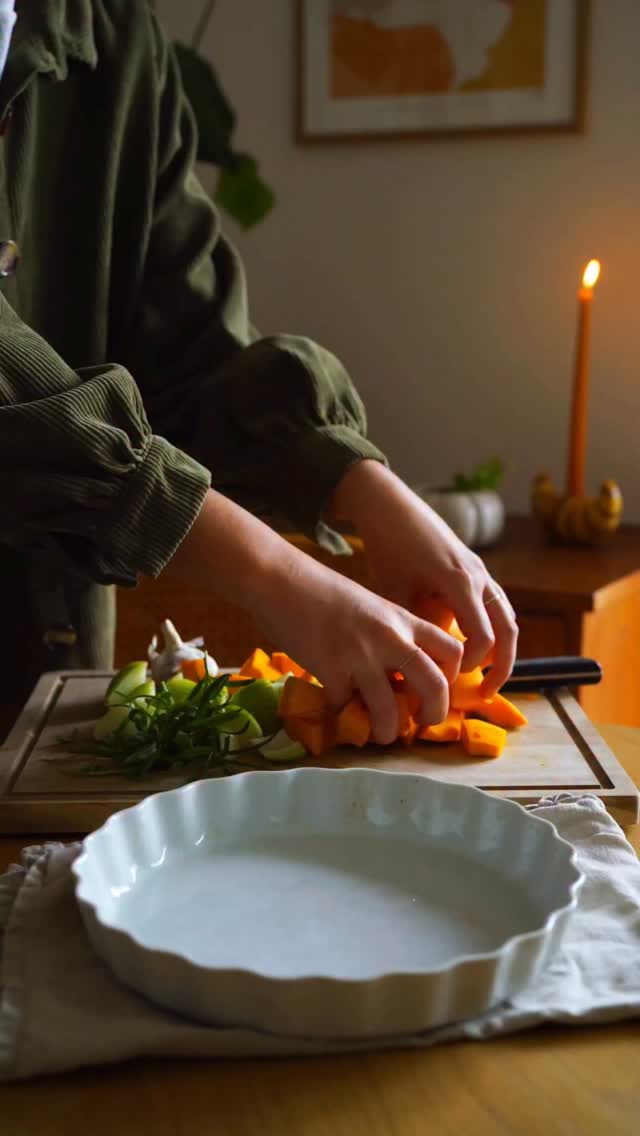 FIVE cozy, vegan fall eats 🍂🪵🔥
1. Smoked tofu tortelloni (large tortellini) with creamy roasted pumpkin sauce topped crispy, fried rosemary
2. No-knead fig focaccia with zucchini or squash, arugula, crushed roasted walnuts, dairy-free feta, and balsamic glaze
3. Pumpkin risotto with smoky maple shiitake bacon
4. Danish potato soup with tofu bacon and crispy rye bread croutons
5. Pumpkin mac and cheese
#vegan #plantbased #fallrecipes #fall #autumn