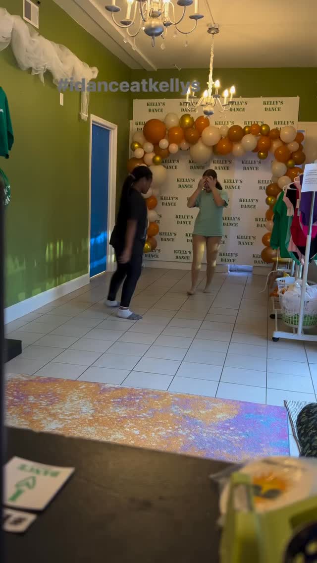 Spare time between classes=peer coaching sessions 😂
#welovedance
www.kellysdancesummerville.com
#kellysdance #idanceatkellys #season18 #kdsfamily #summervilledance #summervilledancestudio #summervillemoms #summervillekids #summervillesc #summerville
