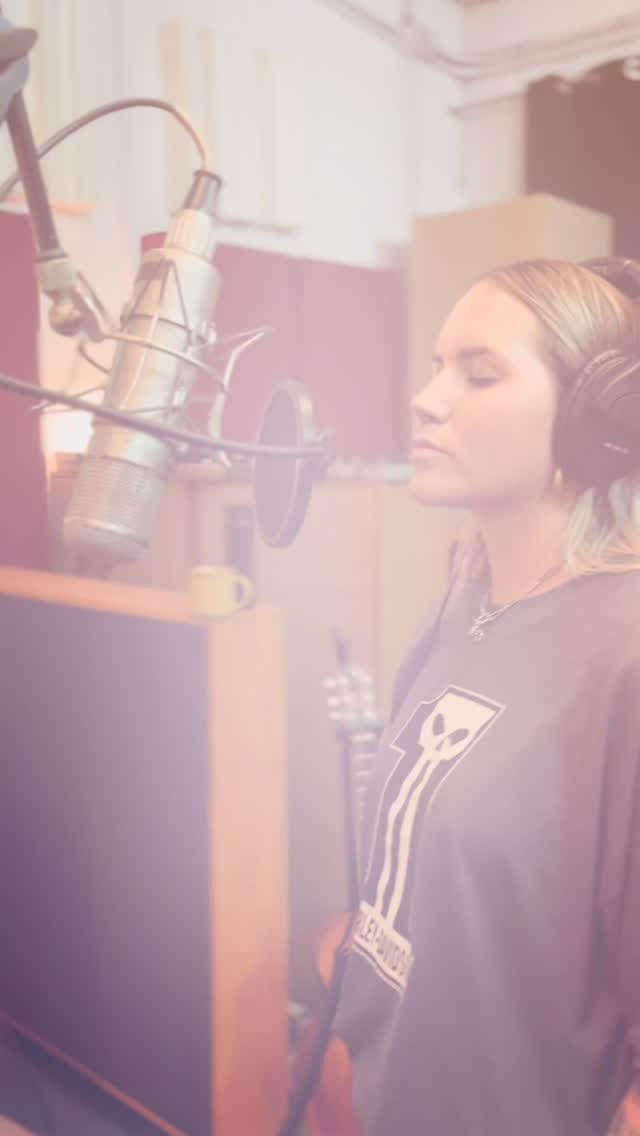 We’ve just finished recording Ella Ray’s debut album.
A slow-cooked project, soul food made here in the south of Spain among Ella’s family and friends.
More to come soon.
#HollersAnalogStudio #EllaRay #RecordingSession #Folk #CountryMusic #altcountry #AnalogRecording #MadeInAndalusia #studiolife