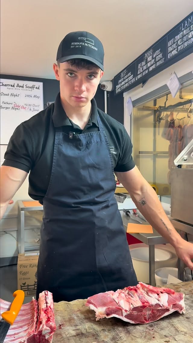 Did someone say Barnsley Chops? 😮💨
Why only treat yourself to a delicious roast on a Sunday, pop in when we’re back open on Tuesday! See you then…
#stayhungrywokingham #localbusiness #local #butcher #meatlovers #lamblovers #butcherskills #delicious #buylocal