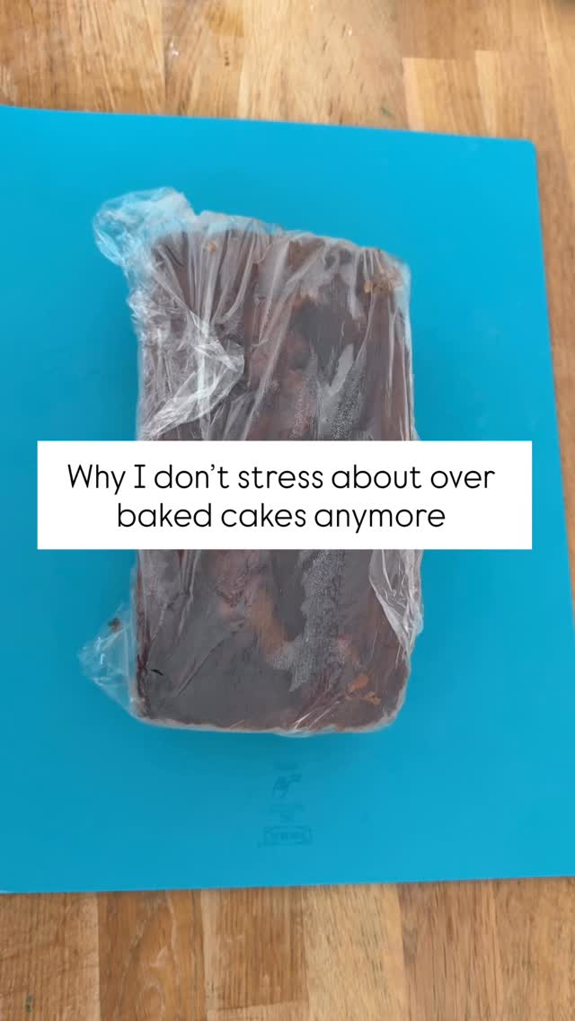 😳Okay but seriously… if your cake comes out a little overbaked — do NOT panic ‼️
I just trim off the dark bits and and they turn out PERFECT every time 💥
⠀
No one ever knows. No cake wasted. No tears shed 😁-x-
⠀
#relatablebaker #bakerproblems #cakepoplife #homebaker #bakingmistakes #bakinghack #cakepops #cakepopsofinstagram #caketutorial #cakepoptricks #skipton