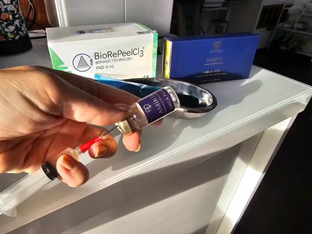 Autumn is the perfect time to start using chemical peels.
I only use the best peels available on the market.
The AMIKO CMCA Peel is a professional-grade chemical peel that combines bovine colostrum—a nutrient-rich fluid full of growth factors and bioactive compounds—with a synergistic blend of AHA, BHA and monochloroacetic acid (MCA) to exfoliate and renew skin. It’s designed to target issues such as hyperpigmentation, uneven texture, sun damage, and fine lines while supporting skin barrier repair and collagen stimulation.
#hemelhempstead #mamabloom #peels #amicopeel